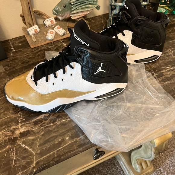 EUC Men Jordan’s 23 Gold and White Tennis Shoes - Picture 2 of 6